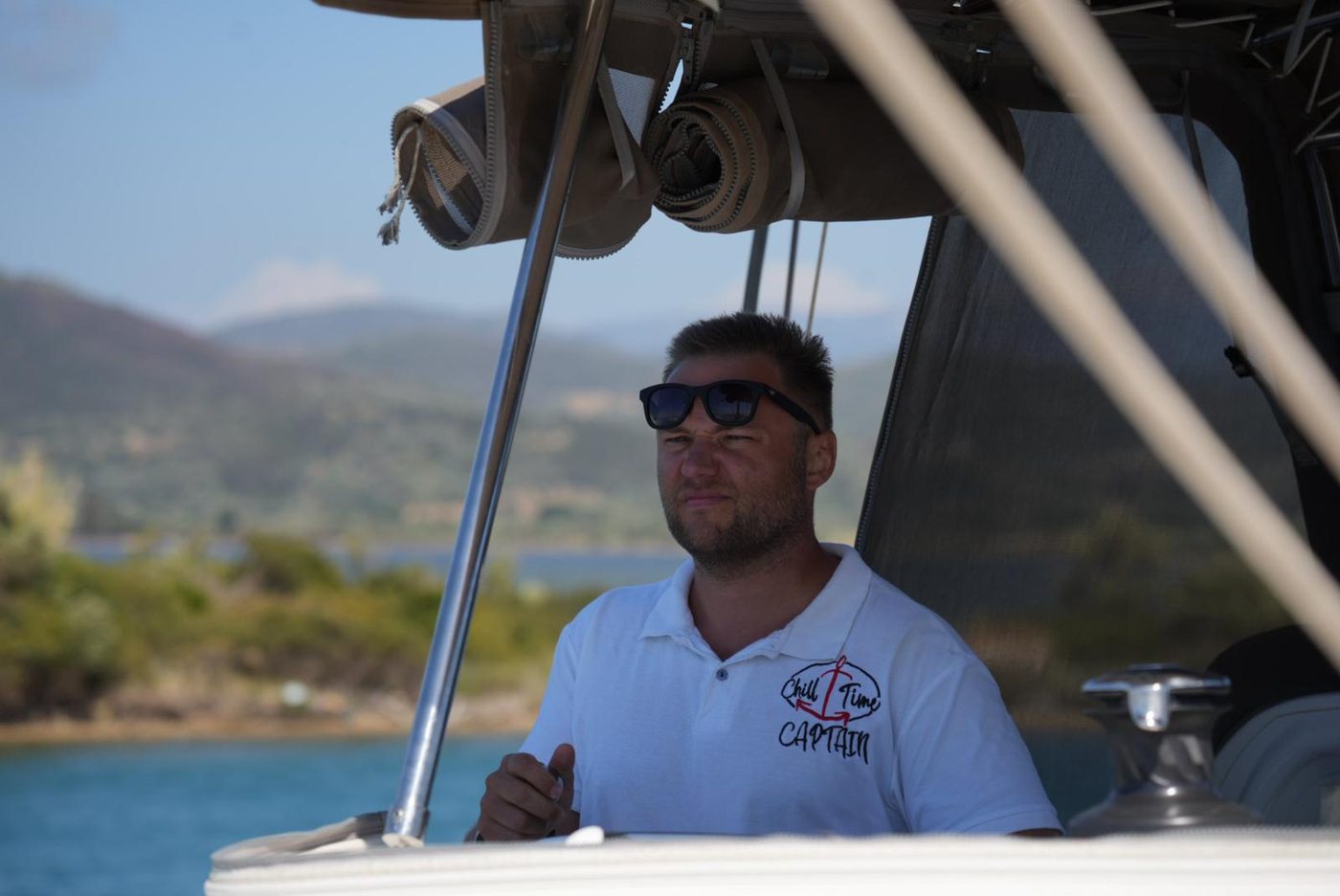 Skipper za sterem katamaranu Chill Time Yachting